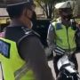 Viral Pemuda Ngamuk Diberhentikan Polisi, Emosi sampai Pukul Motor