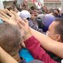 VIDEO: Detik-detik Ibu Hamil Terjepit saat Berebut Bantuan Sembako Presiden Jokowi