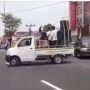 Sepi Orderan, Pengusaha Persewaan Sound System Konvoi Naik Mobil Pikap Sambil Jualan