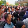 Lagi-lagi Bikin Kerumunan, Warga Prabumulih Ramai Antre Vaksin di Mal