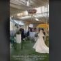 Tenda Bocor di Tengah Acara, Hasil Foto Pernikahan Pasangan Ini Malah Makin Romantis