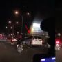 Kelewat Ngawur, Kijang Innova Mendadak Ganti Lajur Bikin Emak-Emak Jatuh Tersungkur