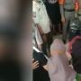Protes PPKM, Wanita Ini Telanjang Dada di Kantor DPRD