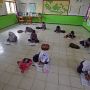 Bangku Sekolah Lapuk, Siswa SD di Serang Belajar di Lantai
