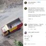 Viral Seorang Pria Salat Dalam Bak Truk Tambang, Warganet: Semoga Bisa Istiqomah Juga
