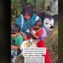 VIRAL Ibu Badut Mickey Mouse Berteduh dari Hujan Kasih Makan Anak, Netizen Berurai Airmata