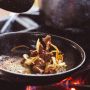 3 Manfaat Memasak Menggunakan Tungku Kayu, Salah Satunya Jadi Lebih Sedap
