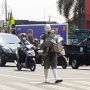 Viral Manusia Silver Terekam Kamera Menangis di Pinggir Jalan, Ditanya Alasannya: Sedih
