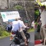Viral Kakek Nenek Berduaan Naik Motor, Pegangan Tangan Tidak Lepas, Publik Baper