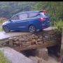 Cara Putar Balik Pemobil di Atas Jembatan Bikin Jantung Copot, Warganet: Pro Player