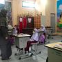 Lebih Setahun Belajar Daring, Siswa SD Bingung Cari Kelas saat PTM Hari Pertama