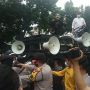 Sempat Ricuh! Unjuk Rasa Dukung Interpelasi Anies Akhirnya Dibubarkan Polisi