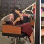 Viral Pria Menunggu Pacar di Salon sampai 6 Jam, Kesabarannya Bikin Warganet Berdoa