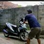 Viral Video 'Unboxing' Honda BeAT Bikin Publik Melongo, Disabet Pakai Pedang Samurai