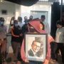 Detik-Detik Jenazah Koes Hendratmo Diantar ke Pemakaman