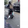 Bucin Abis, Cowok Ini Tempel Tulisan Manis di Motor