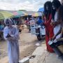 Hantu Pocong dan Kuntilanak Ngamen di Pasar, Pengunjung Santai Tak Takut