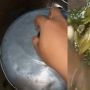 Buka Tutup Wajan, Pria Dibuat Syok Lihat Tambahan 'Daging' di Masakan Kangkung