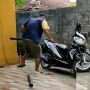 Viral Aksi Pria Unboxing Motor BeAT Pakai Pedang Samurai, Bikin Melongo