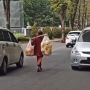 Viral Jualan Kerupuk di Tengah Jalan Raya, Netizen: S3 Marketing