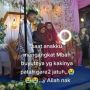 Momen Haru Pengantin Pria Gendong Nenek di Pelaminan, Reaksi Istri Bikin Salfok