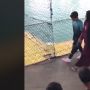 Viral! Pamer Kemesraan di Lapangan Futsal, Dua ABG Ini Disoraki Penonton