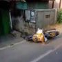 Detik-Detik Ngeri Pemotor Asal Menyeberang, Malah Kena Petaka dan Bikin Bus Terguling