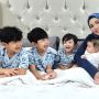 Selalu Kompak Pakai Baju Kembaran, Intip 9 Potret Ratna Galih Momong 5 Anak