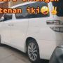 Cara Parkir Mobil Mewah di Pinggir Jalan Bikin Salut, Tetangga Enggak Mungkin Ngomel Nih