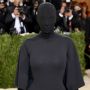 Bukan Kanye West, Inilah Pria Bertopeng Pendamping Kim Kardashian di Met Gala 2021