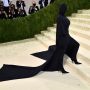 Makna di Balik Gaun Hitam Tertutup Kim Kardashian di Met Gala 2021