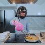 KOCAK 5 Gaya Artis Masak Pakai Helm, Ada yang Pakai Sarung Tinju Juga