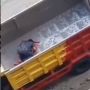 Viral Aksi Pria Lakukan Gerakan Salat di Atas Bak Truk Jadi Sorotan, Publik Salut