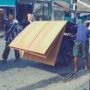 Viral, Video Tukang Becak Antar Triplek tapi Patah, Warganet Tergerak Membantu