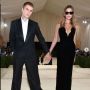 Diam-Diam Hailey Bieber Dirawat di Rumah Sakit Setelah Alami Gejala seperti Stroke, Ada Apa?