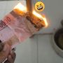 Viral Wanita Bakar Uang Dikritik Netizen: Itu Gambar Pahlawan yang Lu Bakar