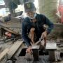Meski Lumpuh, Kakek Saman Tetap Semangat Jadi Pengrajin Golok dan Alat Musik Tradisional