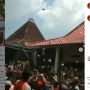 Viral Warga Berebut 'Hujan Uang' Sedekah Bumi di Lamongan