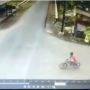 Viral Detik-detik Seorang Bocah Nyaris Tertabrak Ambulans