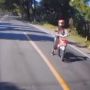 Berhenti Mendadak di Tengah Jalan, Pemotor Ini Bikin Pengendara Mobil Panik
