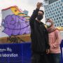 Duh! Baru Diresmikan, Tugu Sepatu di Sudirman Sudah Dicoret-coret
