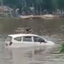 Viral Detik-Detik Mobil Terseret Arus Sungai, 3 Orang Masih di Dalam