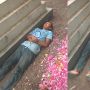 Viral Pria Rebahan di Samping Makam, Aksinya Bikin Publik Tak Tega