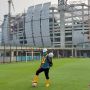 Lapangan Utama Jakarta International Stadium Mulai Dipasangi Rumput