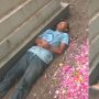 Viral Seorang Pria Tidur Di Samping Makam, Warganet Tak Tega