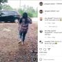 Viral Wanita Neduh Hindari Hujan Padahal Bemobil, Warganet: Pamer dengan Gaya