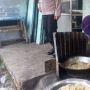 Viral, Pedagang Ini Kebal, Celupkan Tangan Dipenggorengan