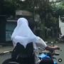 Bergaya Bak Pasangan Dilan dan Milea, Ending Pengendara Motor Ini Malah Berakhir Memalukan