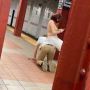 Heboh Wanita Duduk di Punggung Pria saat Tunggu Kereta, Fotonya Viral
