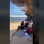 Piknik di Bibir Pantai, Wanita ini Syok Tiba-tiba Didatangi Ombak Besar